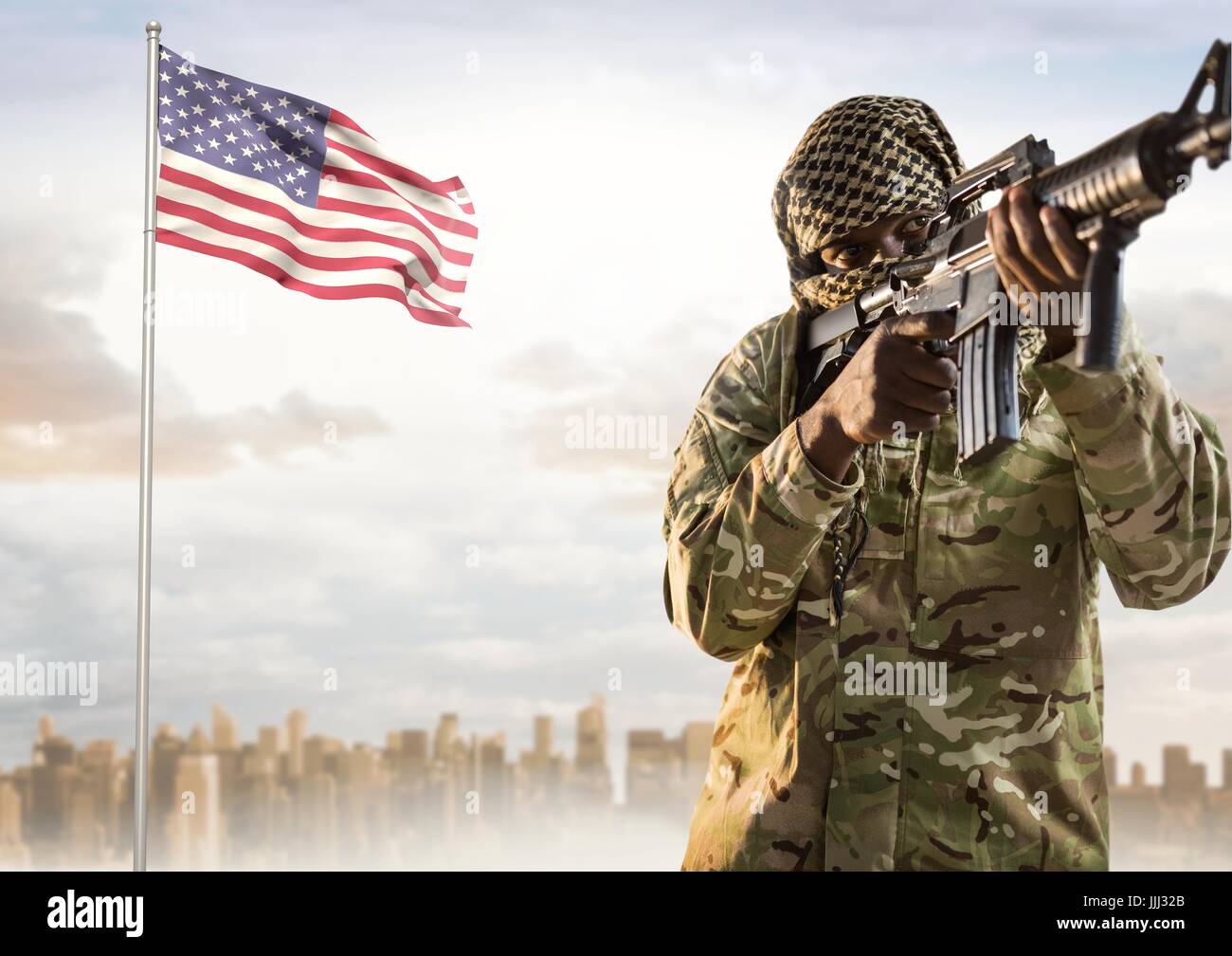 Militari con la faccia coperta holding e puntamento di un arma contro la bandiera americana Foto Stock