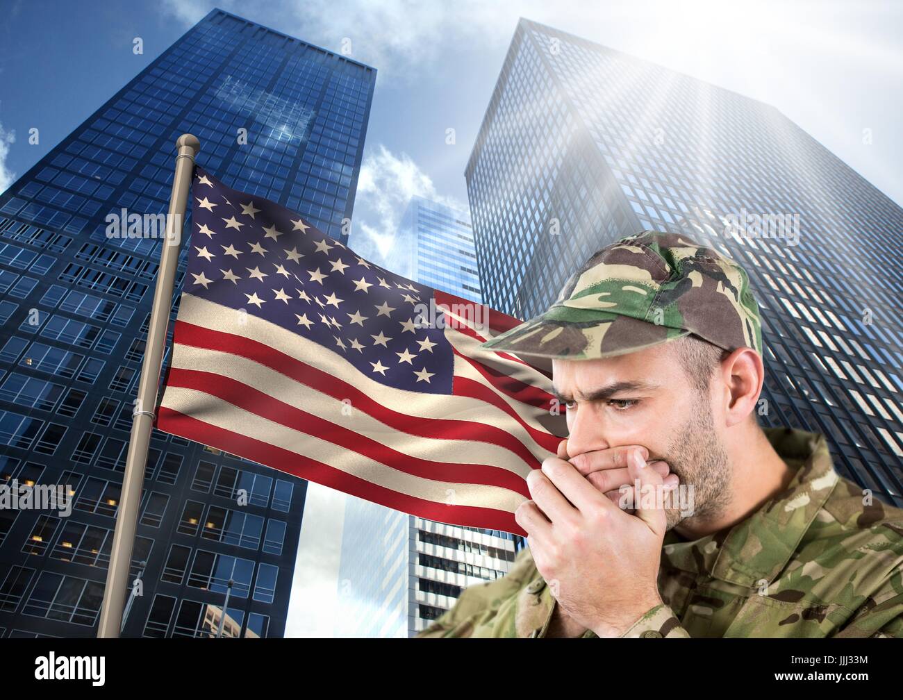 Copertura militare la sua bocca contro la bandiera americana e skyscrappers Foto Stock