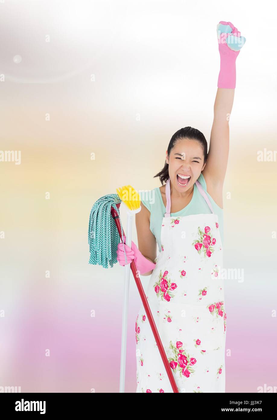Il detergente gioioso e celebrare la holding mop con sfondo luminoso Foto Stock