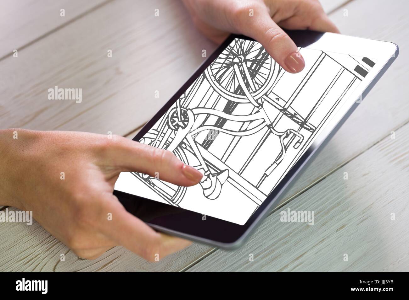Donna che guarda un 3D in bianco e nero disegno sulla sua tavoletta digitale Foto Stock