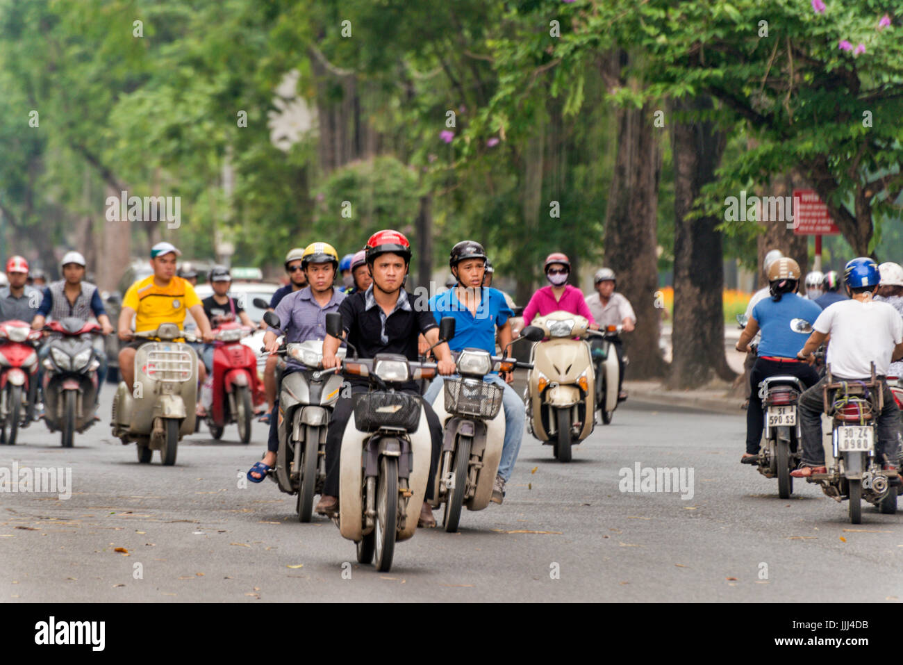 La mattina presto scena di strada con le motociclette Hanoi Vietnam Foto Stock