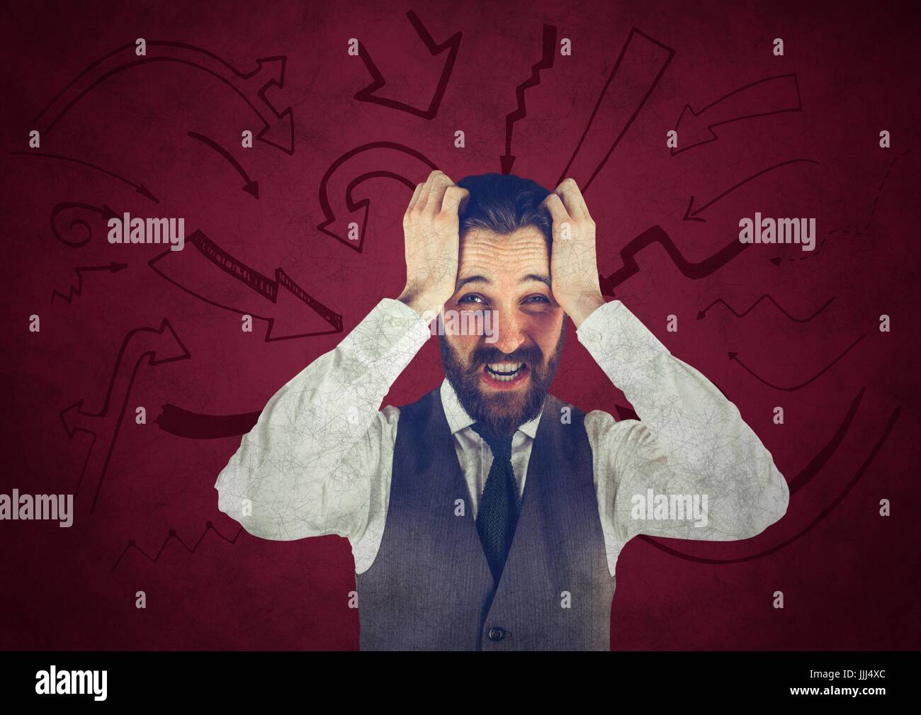 Frustrato uomo d affari contro sfondo marrone rossiccio e grafica a freccia Foto Stock