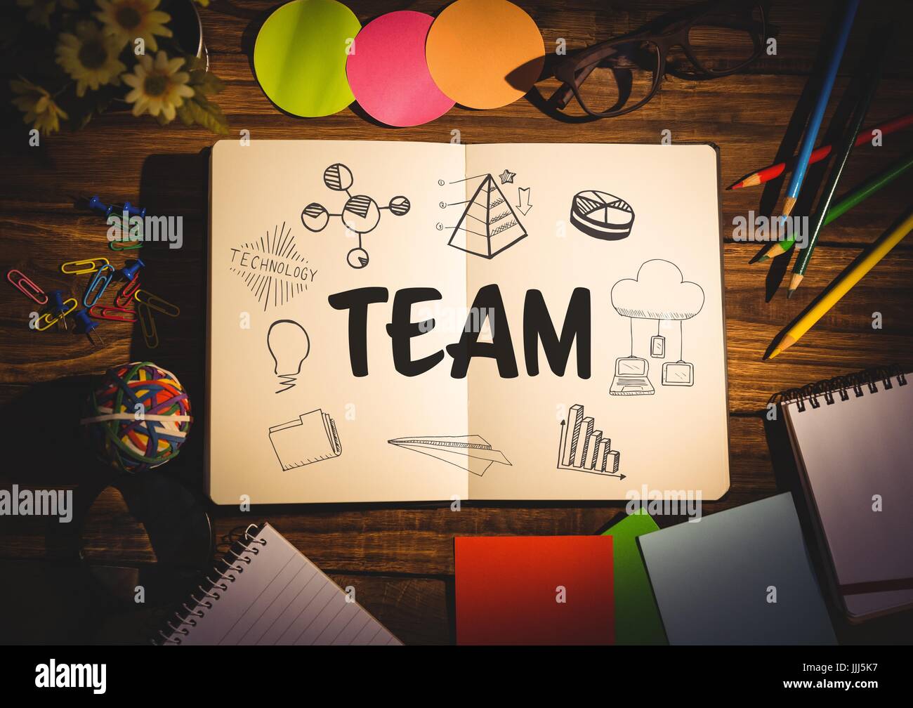 Team doodle su notepad circondato da fermo Foto Stock