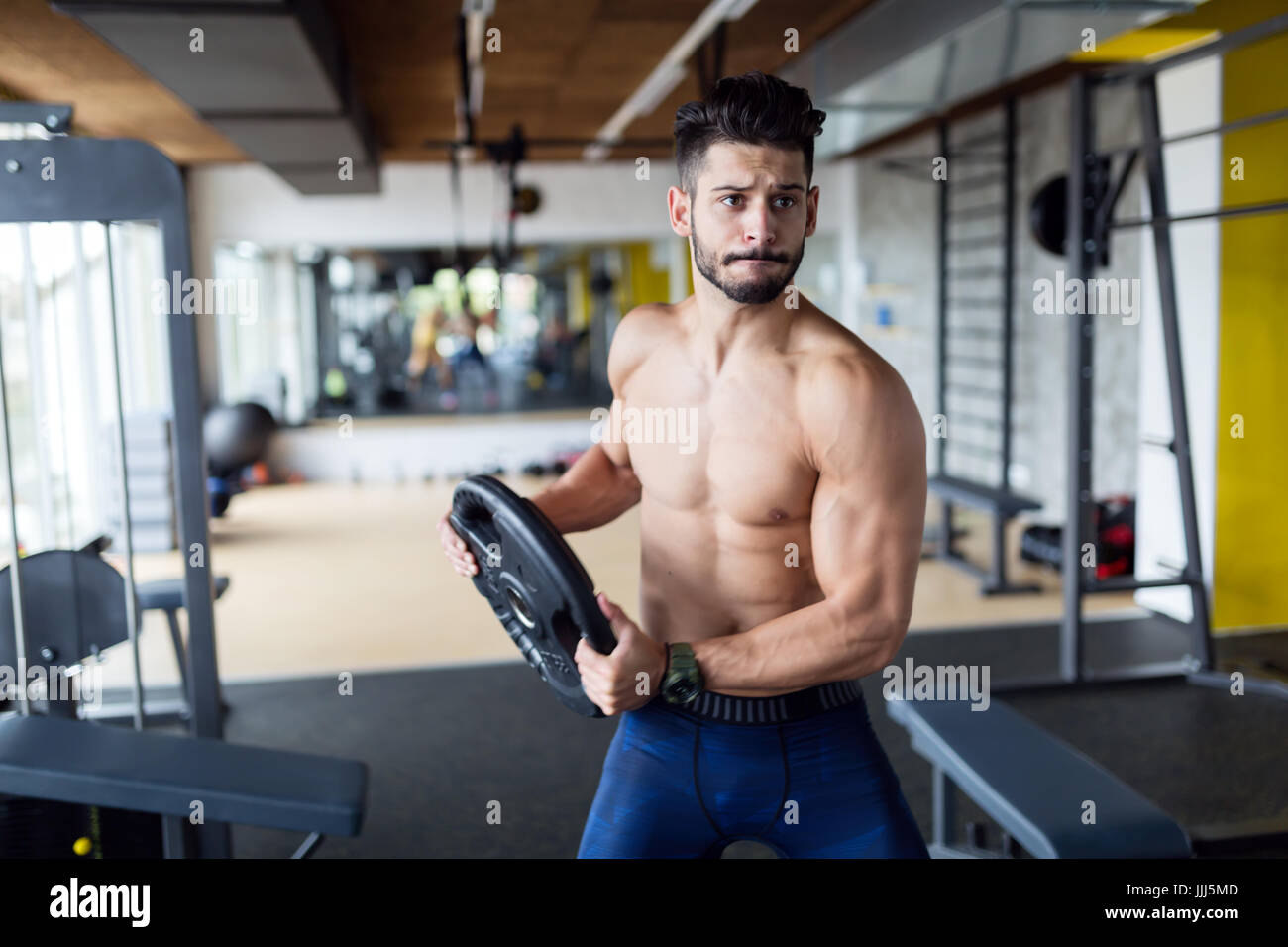 Ritratto di giovane uomo forte in palestra Foto Stock