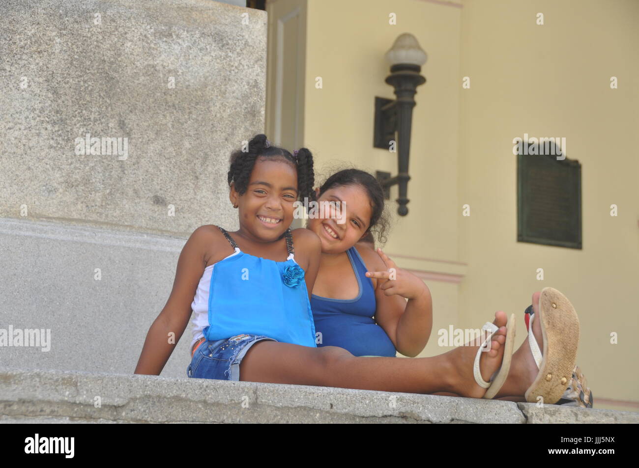 Due giovani locali ragazze cubane appendere fuori all'Avana in un caldo pomeriggio estivo Foto Stock
