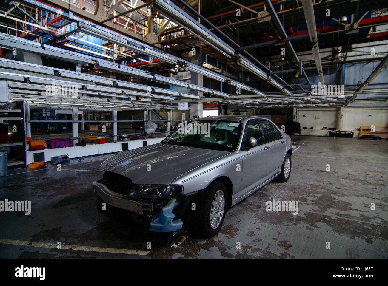 Una vecchia piastra 54 Rover 75 abbandonati nel negozio di riparazioni al abbandonato MG Rover fabbrica di automobili a Longbridge, Birmingham, UK nel 2007. Foto Stock