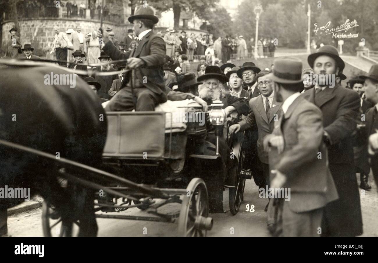 Gerer Rabbi (da Ger, Polonia) - Avraham Mordechai Alter. In cavallo e carrozza in Marienbad - famoso centro termale in Cecoslovacchia nel 1937. Frequentando Agudas Israele conferenza. Circondato da seguaci del rabbino Hasidic. Foto Stock