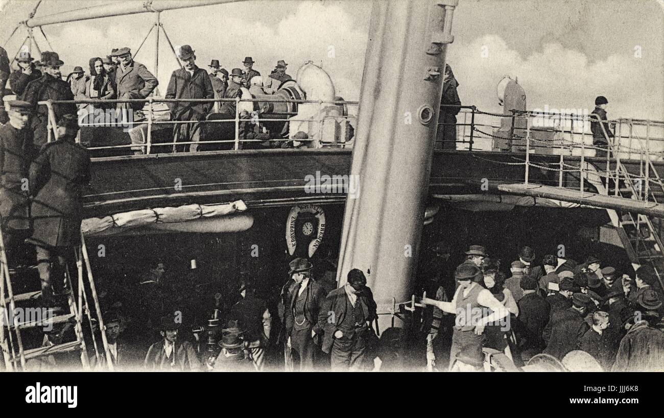 Immigrati ebrei lasciando / Europa (Russia) per America e altrove sul bordo della Hamburg America line (HAPAG) nave sul ponte centrale. Fine del XIX e gli inizi del XX secolo. Nave. Barca. Pubblicato Trenkler, Leipzig Foto Stock