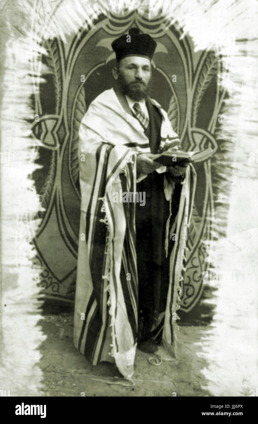 Izaak (o di Isaac) Kaplan - Ritratto di cantor indossando uno scialle rituale (talit). Cartolina da Druskieniki, Lituania, firmato nel 1937. Foto Stock