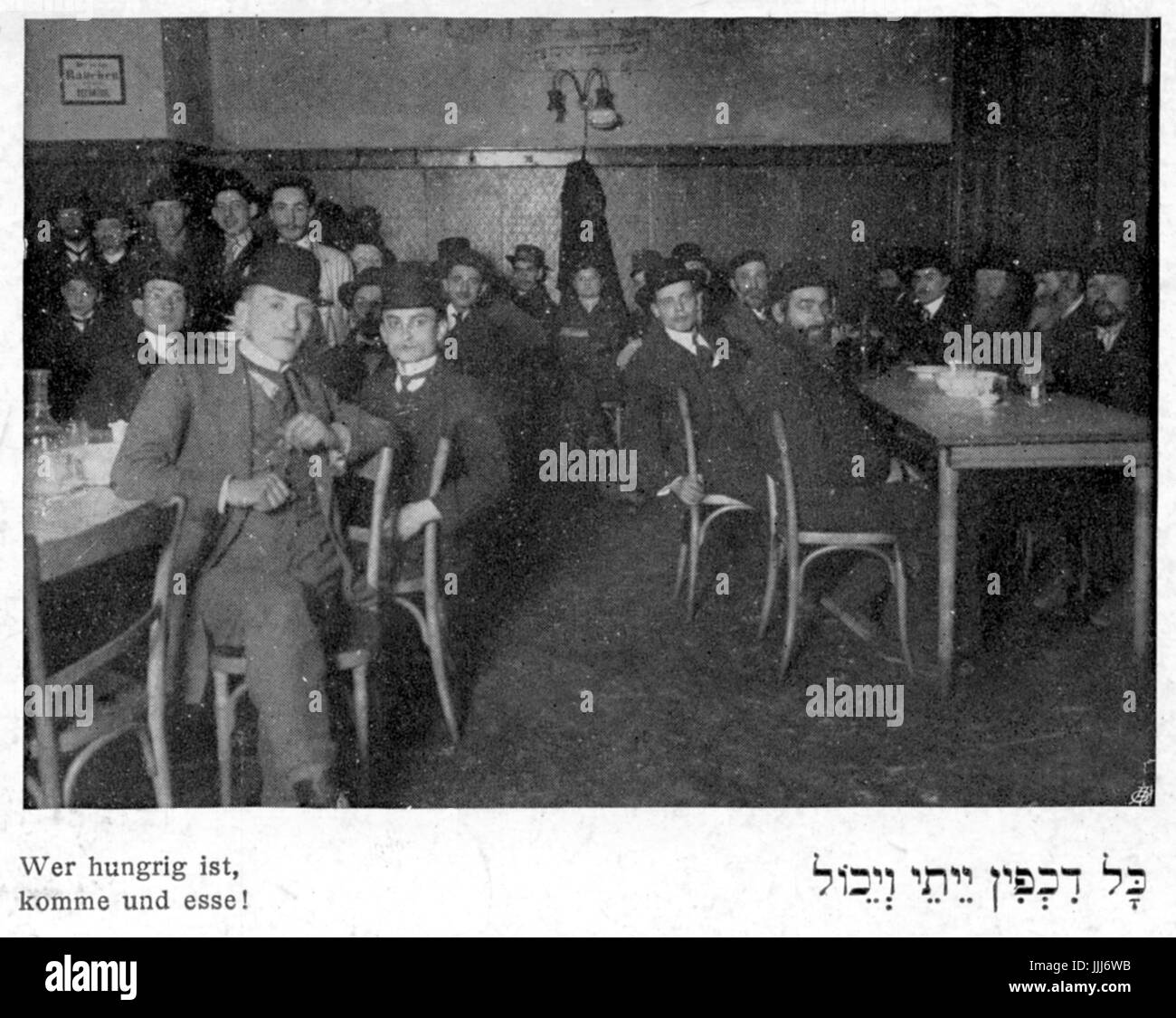 Zuppa di ebraico cucina per gli uomini in città. Gli uomini indossano Bowler Hats e ala shirt collari. 1920s? Didascalie leggere: hungrig Wer ist, komme und esse! Foto Stock