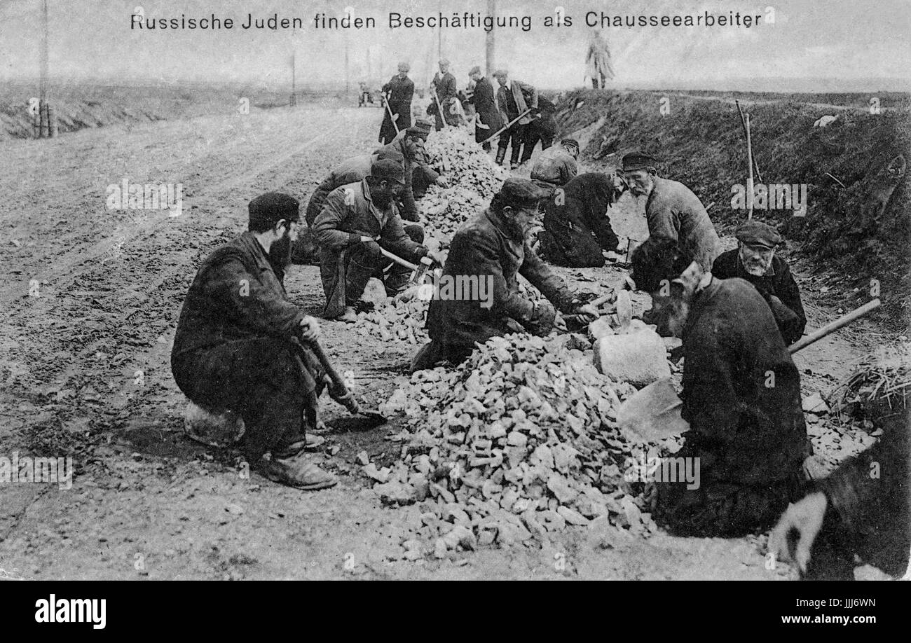 Ebrei russi lavorando la costruzione di strade. La didascalia recita:Russische Judenfinden beschäftigung als chaussee arbeiter. Durante la prima guerra mondiale Foto Stock