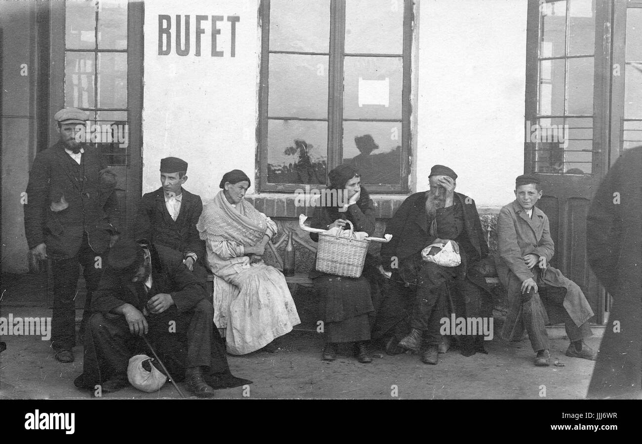 Il polacco famiglia ebraica in attesa su piattaforma ferroviario per i treni Buffet esterno alla stazione ferroviaria. Durante la prima guerra mondiale. Timbro postale di retromarcia Varsavia, febbraio 1918, ma potrebbe essere da diverse località. Foto Stock