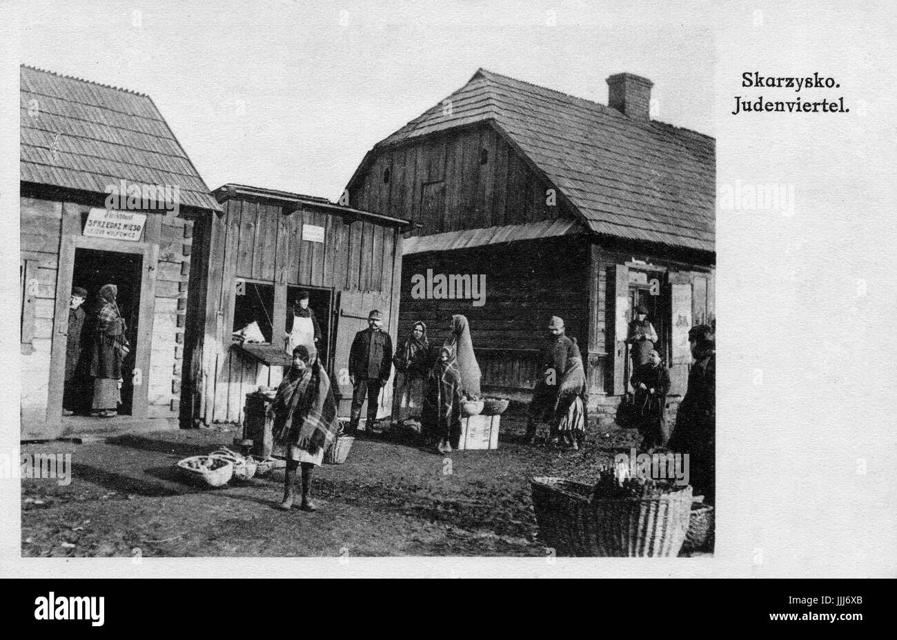 Skarzysko, Polonia, quartiere ebraico c. 1916-17 . Famiglia al di fuori della loro casa. Foto Stock