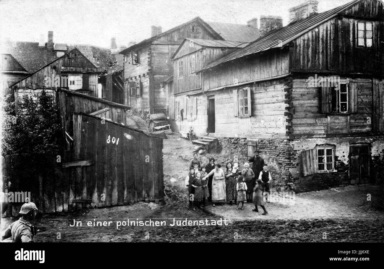 Russo / shtetl polacco o villaggio ebraico c. 1916-17 famiglia al di fuori della loro casa. Soldato da occupare esercito austro-ungarico visibile sulla sinistra (sarebbe stato il gruppo fotografare) . La didascalia recita "In einer Polnischen Juden stadt". Foto Stock