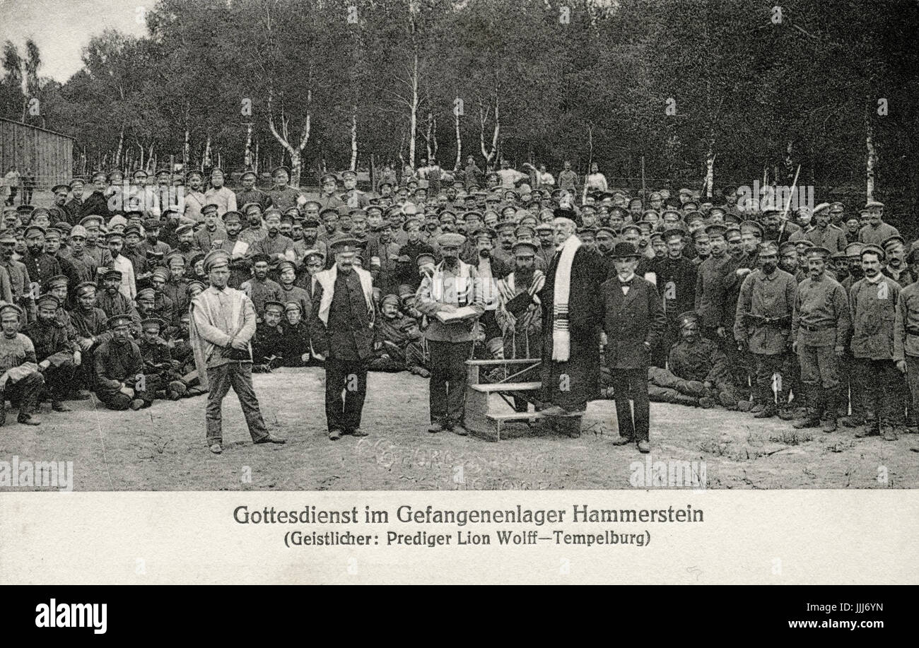 Le preghiere ebraiche per prigionieri di guerra russi nella prima guerra mondiale, ad Hammerstein camp, guidato dal reverendo (prelato) Leone Wolff di Templeburg in campo militare (uno dei paesi Austro ungherese è stato esercito occupante) . Preghiera guidata dal rabbino Dr Mannheimer di Oldenburg. Foto Stock