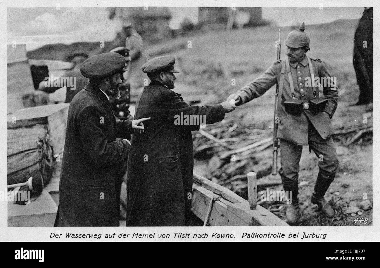 Controllo passaporti a Jurburg da occuping esercito tedesco presso la via navigabile sul Memel a Tilsit di Kovno. (Era la Prussia orientale ora la Lituania e noto come Klaipeda) Foto Stock