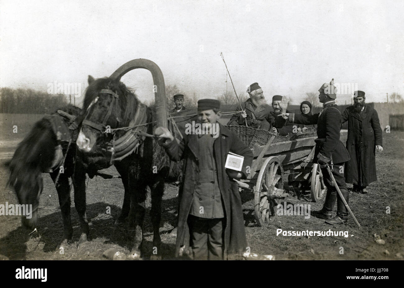 Checkpoint sul Fronte Orientale in WWI da soldato tedesco. Russo / Polacco famiglia ebraica che viaggiano a cavallo e il carrello si ferma. La didascalia recita: Pass Untershuchung (passa l'esame) Foto Stock
