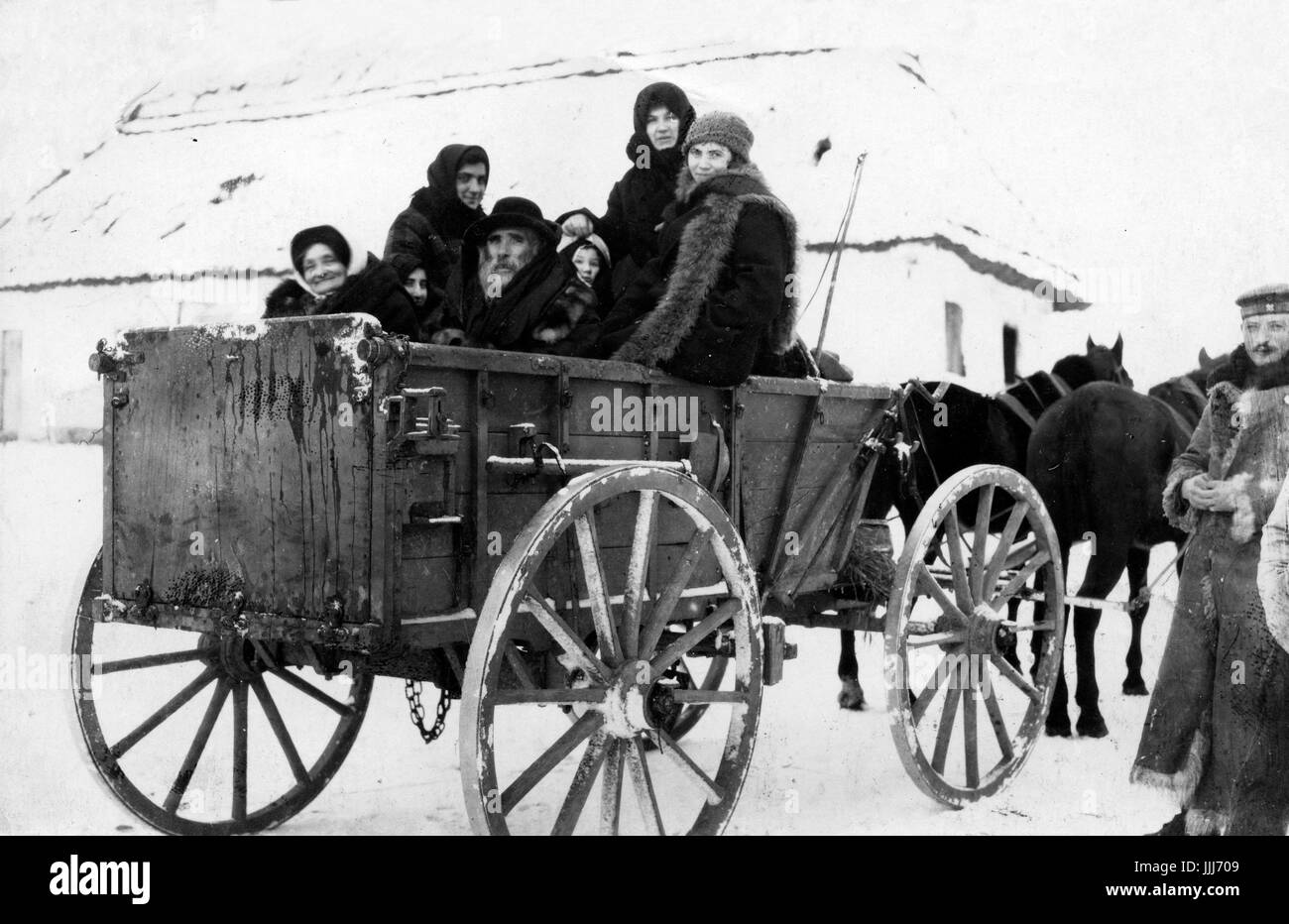 Famiglia ebraica in viaggio in Russia sul fronte orientale nella neve. 1915-1918. Foto Stock