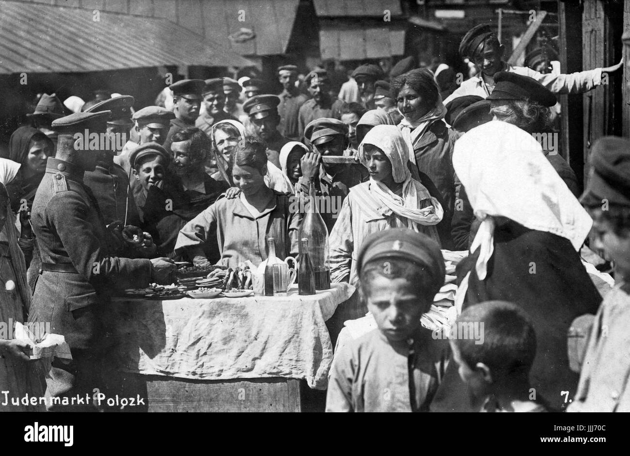 I soldati tedeschi ebraica Visita mercato in Bielorussia a Polotsk (Polatsk) nella regione di Vitebsk. ( Comunità ebraica per la prima volta menzionato in questa città nel 1551. ) La didascalia recita "Judenmarkt Polozk'. 1915-1918 Foto Stock