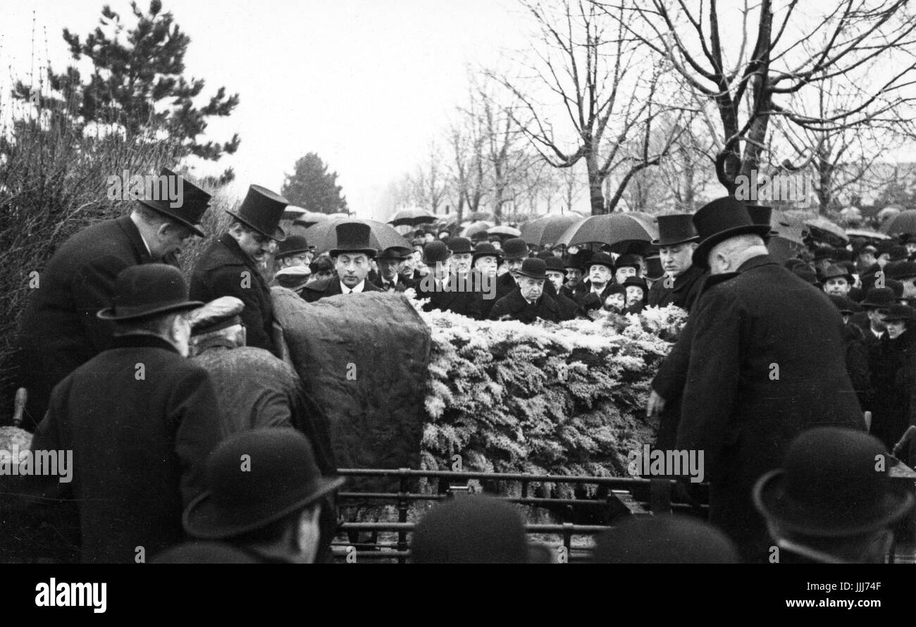 Funerale presso il Cimitero Ebraico di Vienna, c. 1930s. Coperchio ornamentale della bara suggerirebbe la morte di una persona importante. Cimitero funzionari indossando cappelli superiore, di chiunque altro indossando Hamberg Bowler Hats. Foto Stock