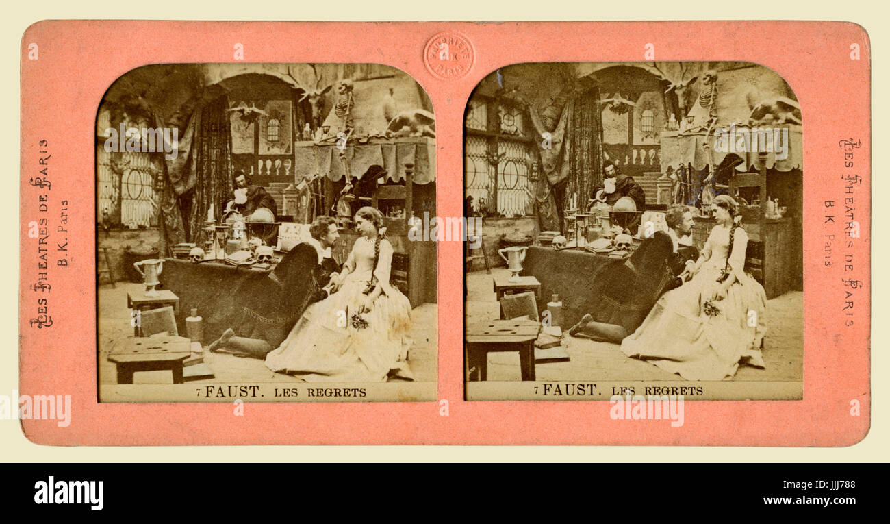 Faust opera di Charles Gounod (1818-1893), 1859. 'Les deplora' (deplora), Faust nel suo studio con Marguerite, Mephistopheles su scale, posteriore. Scheda stereoscopico (B+W), fotografia di attori, 1860s: Marie Miolan-Carvalho (1827-1895) come Marguerite, Emile Balanque come Mephisto, Giuseppe Barbot come Faust. A partire dalla serie Les teatri de Paris - 12 scene Vues au stereoscopio. Foto Stock