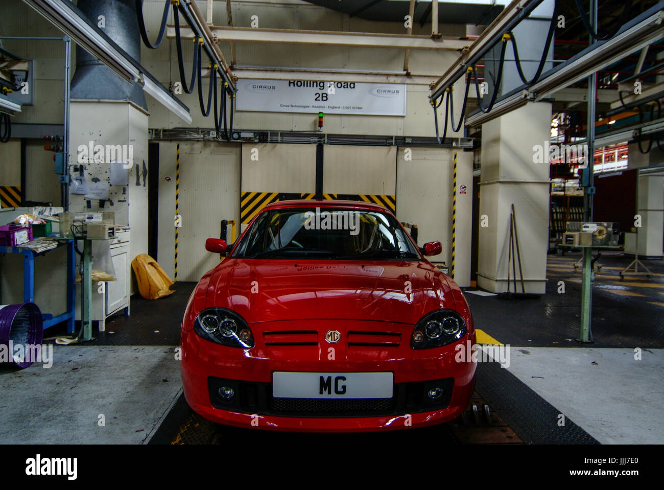 L'ultimo MG TF sportscar sul 2B Rolling Road, completa con la chiave inserita nel commutatore di accensione in abbandonato MG Rover fabbrica di automobili a Longbridge, Birmingham, UK nel 2007. Foto Stock