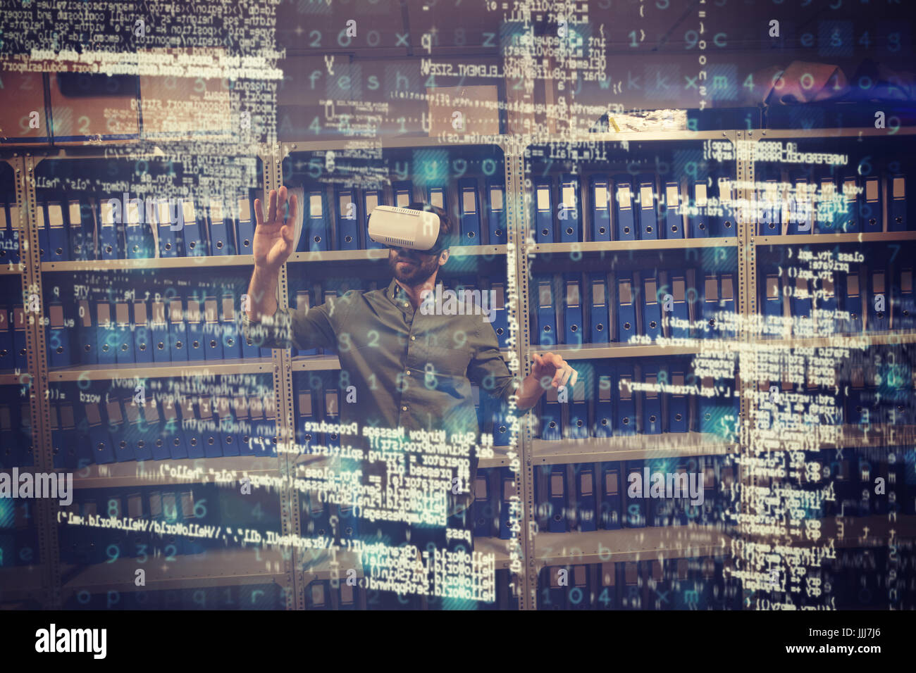 Imprenditore gesticolando indossando VR occhiali 3D in file di spazio di archiviazione Foto Stock