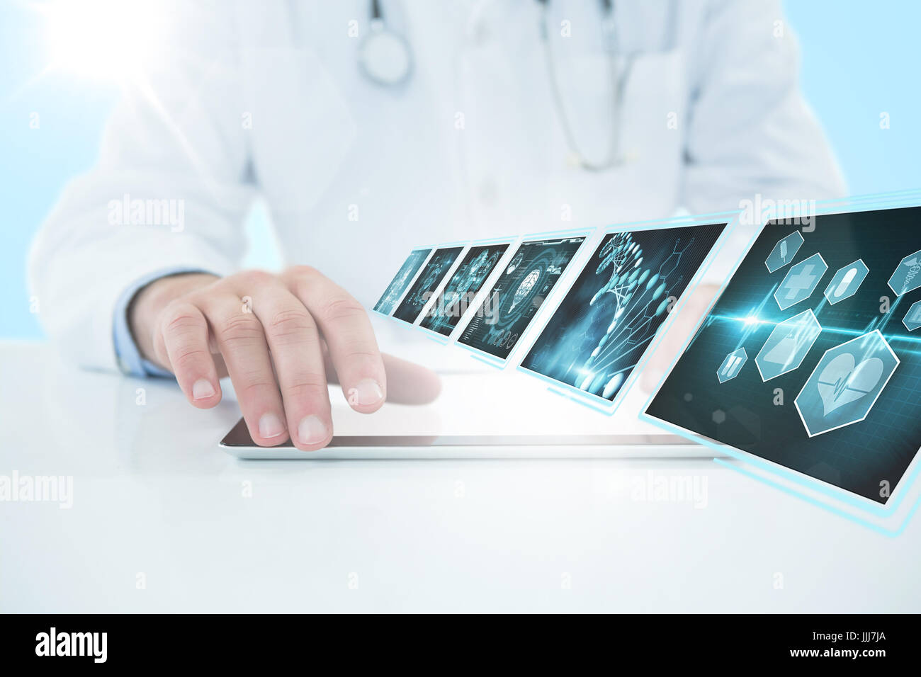 Composite 3d immagine del medico usando digitale compressa contro uno sfondo bianco Foto Stock