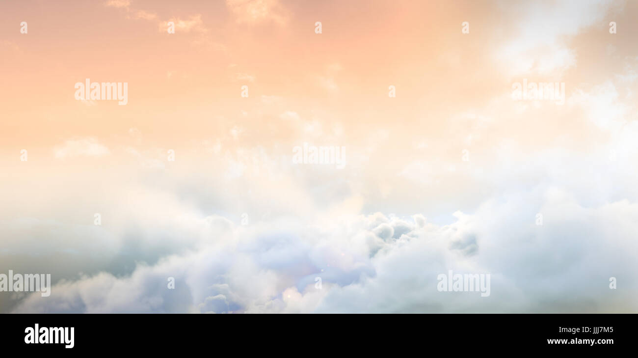 Visione idilliaca di sun su cloudscape durante la giornata di sole Foto Stock