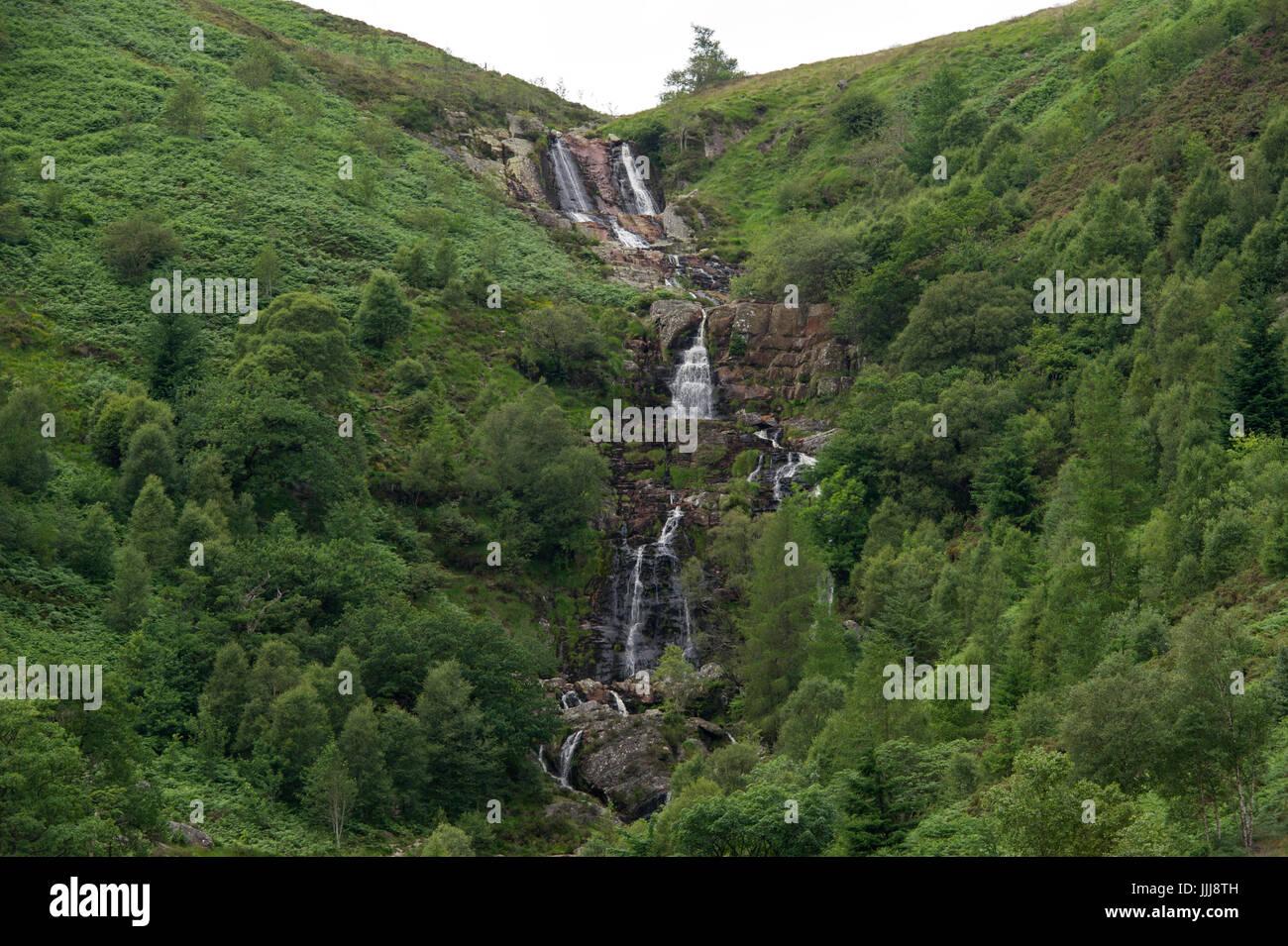 Le impressionanti cascate Rhiwargor vicino a Lake Vyrnwy in Galles Foto Stock