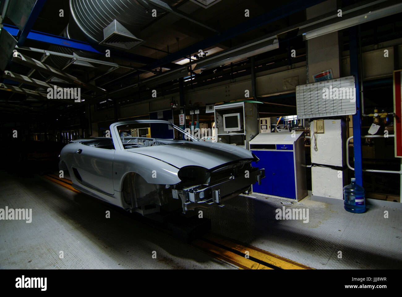 Un abbandonato MG TF sportscar abbandonati sulla linea di montaggio all'interno del vecchio abbandonato MG Rover fabbrica di automobili a Longbridge, Birmingham, UK nel 2007. Foto Stock