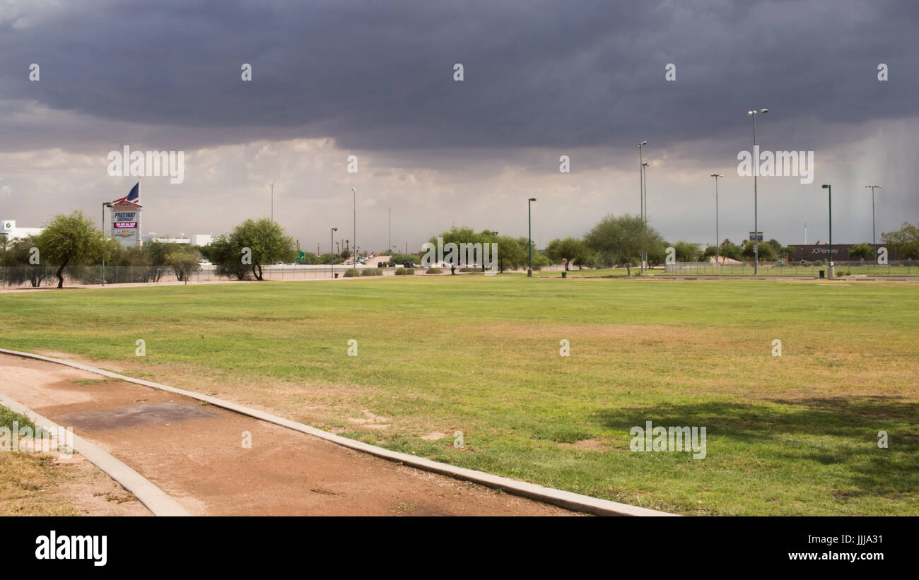 Phoenix, Stati Uniti d'America, 19 luglio, 2017, nuvole temporalesche a laminazione su Phoenix Arizona - stagione dei monsoni 2017. Credito: Michelle Jones - Arizona/Alamy Live News. Foto Stock