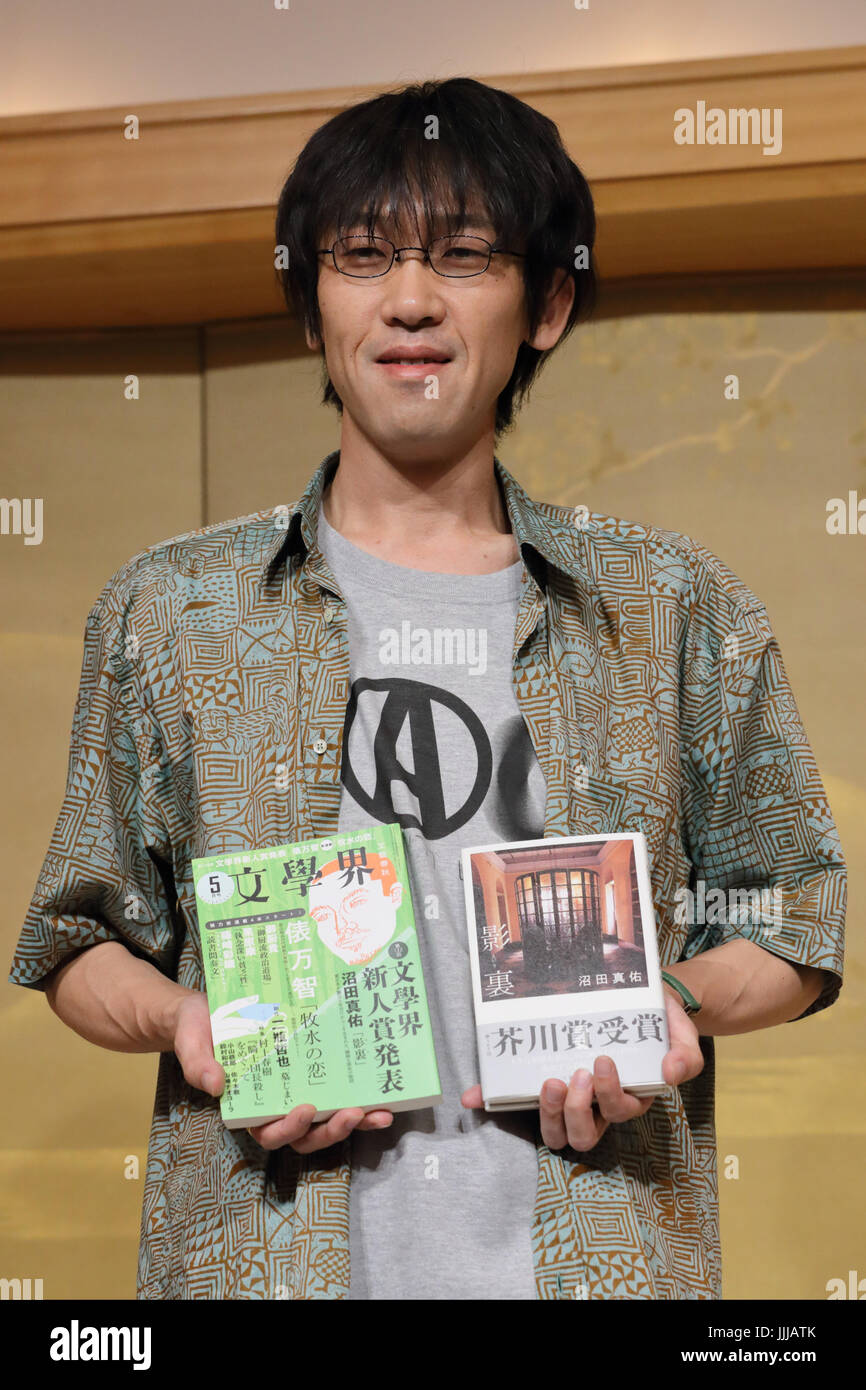 Shinsuke Numata, vincitore del 157premio Akutagawa assiste ad una conferenza stampa a Tokyo in Giappone il 19 luglio 2017. Numata ha vinto il prestigioso premio letterario giapponese riconoscimenti per il suo lavoro "Eiri' (retro dell'ombra). Credito: Naoki Nishimura/AFLO/Alamy Live News Foto Stock