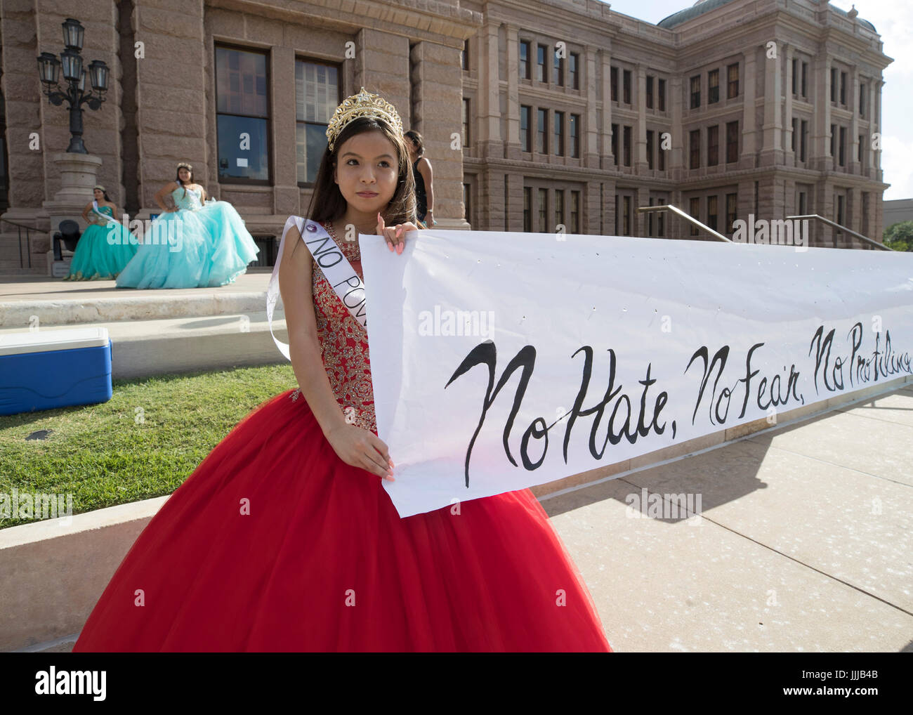 Ragazze adolescenti che indossano abiti quinceanera in stile messicano alla protesta del Texas Capitol SB4, passate dalla legislatura e firmate dal governatore nella primavera del 2017, una legge "Mostrami i tuoi documenti" che autorizza la polizia a chiedere alle persone di dimostrare il loro status di immigrazione in qualsiasi momento. Foto Stock