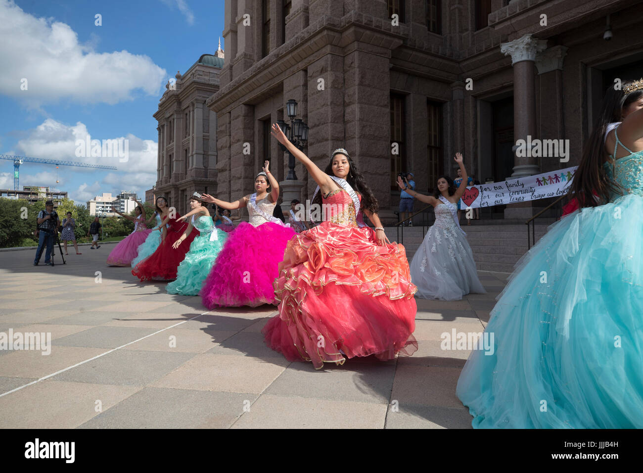 Le ragazze adolescenti che indossa in stile messicano abiti quinceanera al Texas Capitol protesta SB4, passata dal legislatore e firmata dal governatore nella primavera del 2017, un'Scome me i tuoi documenti' bill che autorizza la polizia per chiedere alla gente di provare il loro status di immigrazione in qualsiasi momento. Foto Stock
