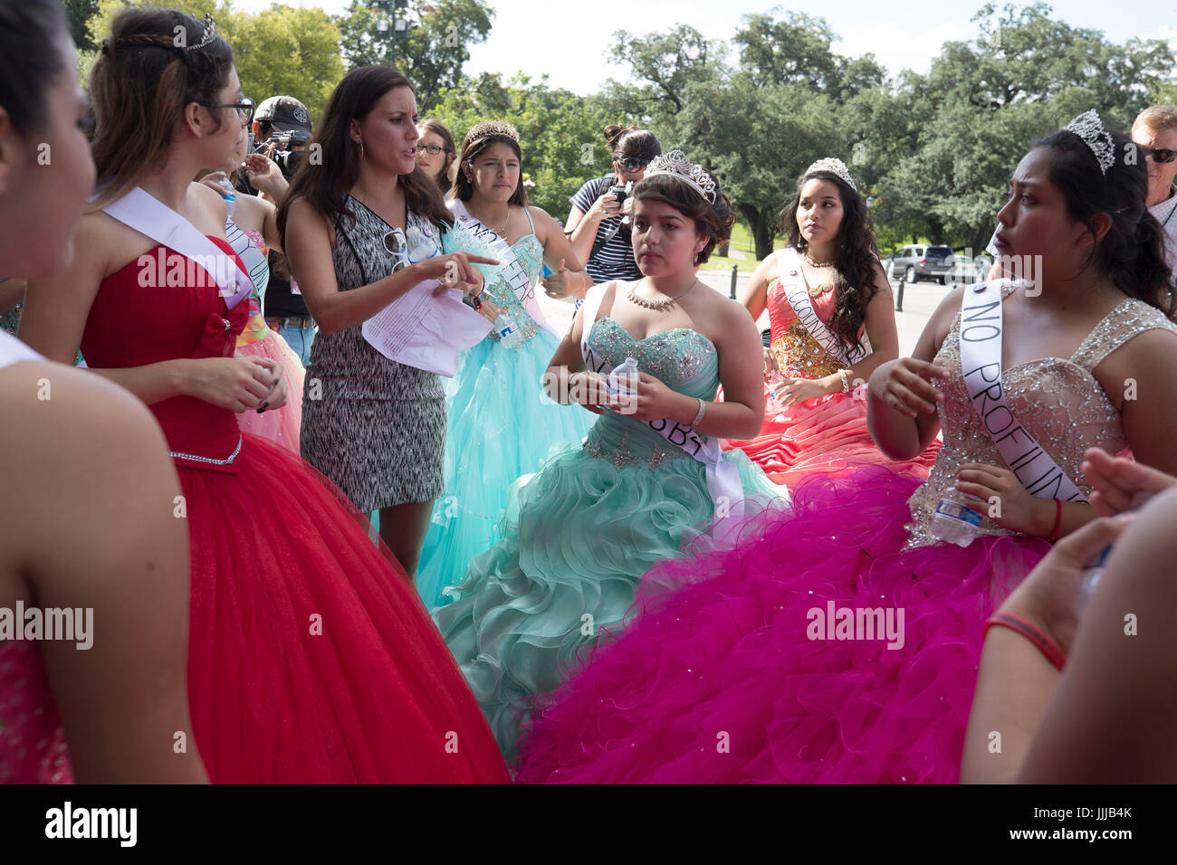 Ragazze adolescenti che indossano abiti quinceanera in stile messicano alla protesta del Texas Capitol SB4, passate dalla legislatura e firmate dal governatore nella primavera del 2017, una legge "Mostrami i tuoi documenti" che autorizza la polizia a chiedere alle persone di dimostrare il loro status di immigrazione in qualsiasi momento. Foto Stock