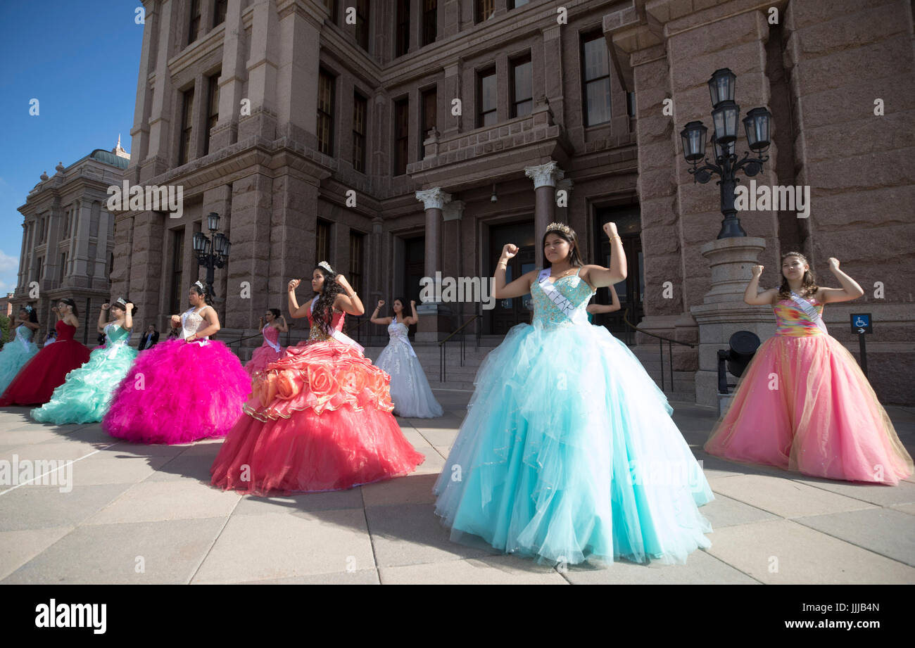 Ragazze adolescenti che indossano abiti quinceanera in stile messicano alla protesta del Texas Capitol SB4, passate dalla legislatura e firmate dal governatore nella primavera del 2017, una legge "Mostrami i tuoi documenti" che autorizza la polizia a chiedere alle persone di dimostrare il loro status di immigrazione in qualsiasi momento. Foto Stock
