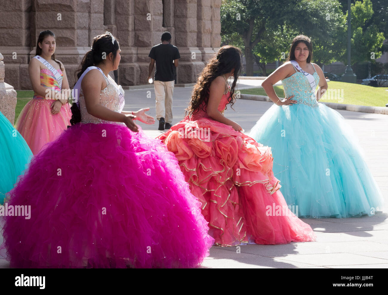 Le ragazze adolescenti che indossa in stile messicano abiti quinceanera al Texas Capitol protesta SB4, passata dal legislatore e firmata dal governatore nella primavera del 2017, un'Scome me i tuoi documenti' bill che autorizza la polizia per chiedere alla gente di provare il loro status di immigrazione in qualsiasi momento. Foto Stock
