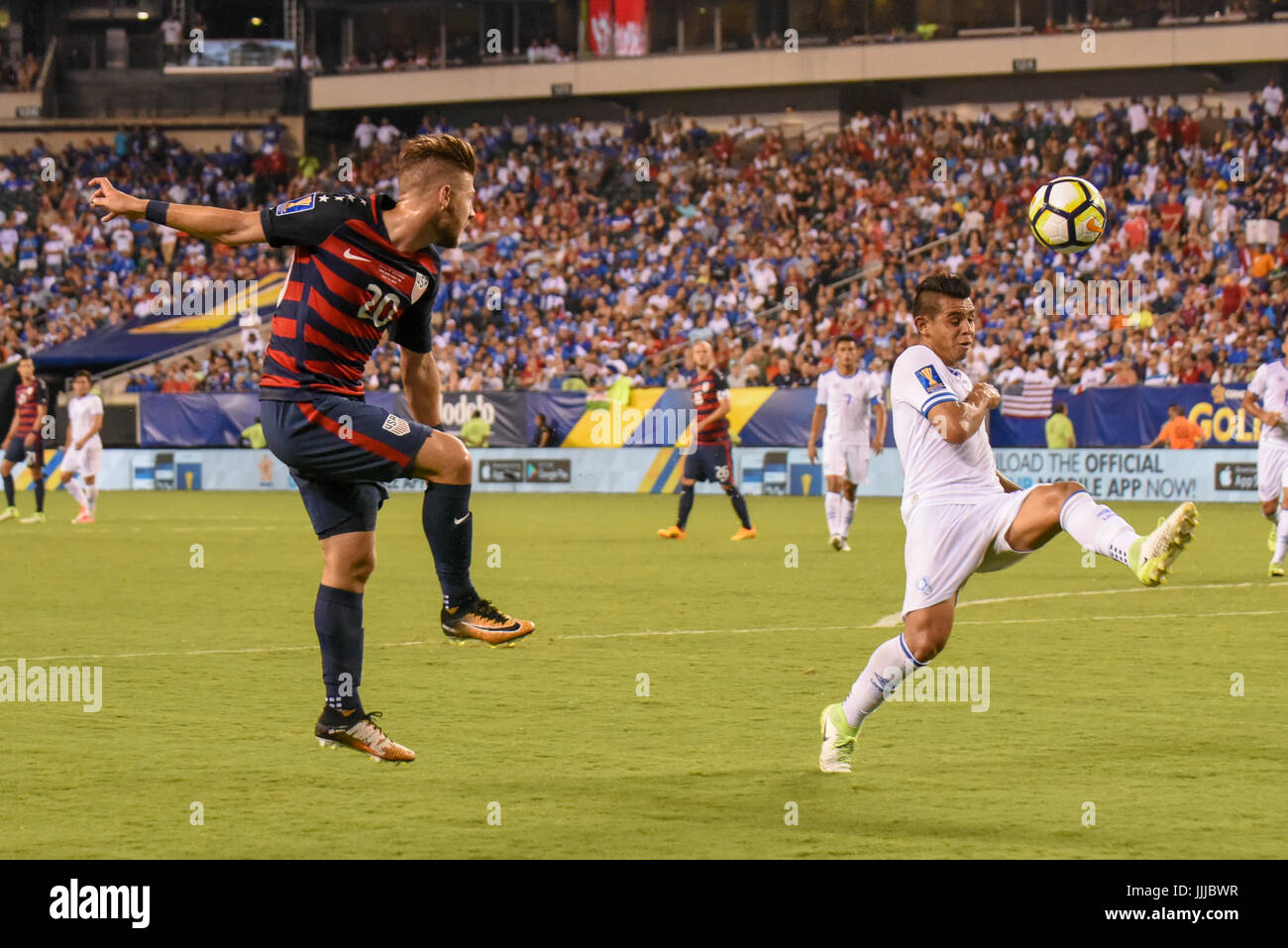 Paolo Arriola del USMNT Stati Uniti Mens Team Nazionale colpisce la palla verso l'obiettivo durante un calcio | calcio contro El Salvador come parte della CONCACAF Gold Cup Foto Stock