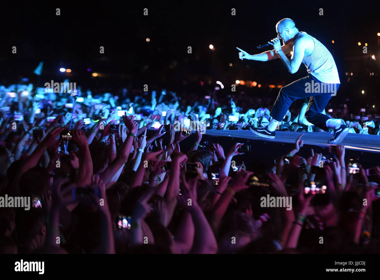 Ostrava, Repubblica Ceca. 19 Luglio, 2017. Il cantante Dan Reynolds del noi music band immaginare Dragons compie durante il primo giorno di colori di Ostrava music festival di Ostrava, Repubblica Ceca, il 19 luglio 2017. Credito: Jaroslav Ozana/CTK foto/Alamy Live News Foto Stock