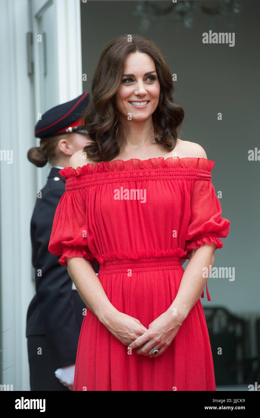 Berlino, Germania. 19 Luglio, 2017. Caterina, duchessa di Cambridge, moglie di Gran Bretagna il principe William, arriva nel giardino della residenza dell'ambasciatore britannico per la regina il compleanno Garten parte" a Berlino, Germania, 19 luglio 2017. Foto: Matthias Nareyek/Getty Images Europa/Piscina/dpa/Alamy Live News Foto Stock