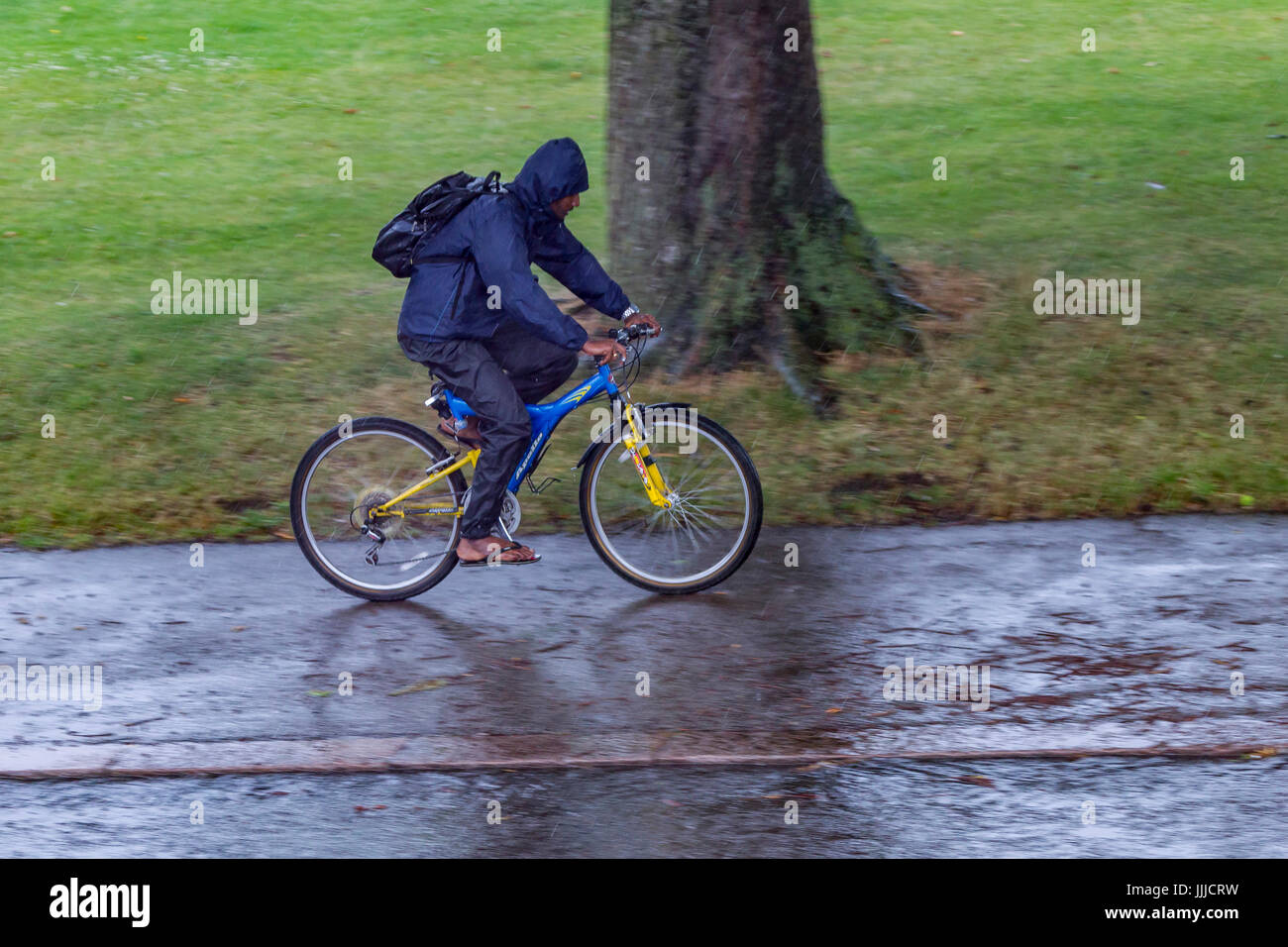 Park Ave South, Northampton, Regno Unito Il 20 luglio 2017. Meteo. Heavy Rain questa mattina con la previsione di allontanarsi dal tempo del pranzo. Un ciclista in sandles equitazione di pioggia. Credito: Keith J Smith./Alamy Live News Foto Stock