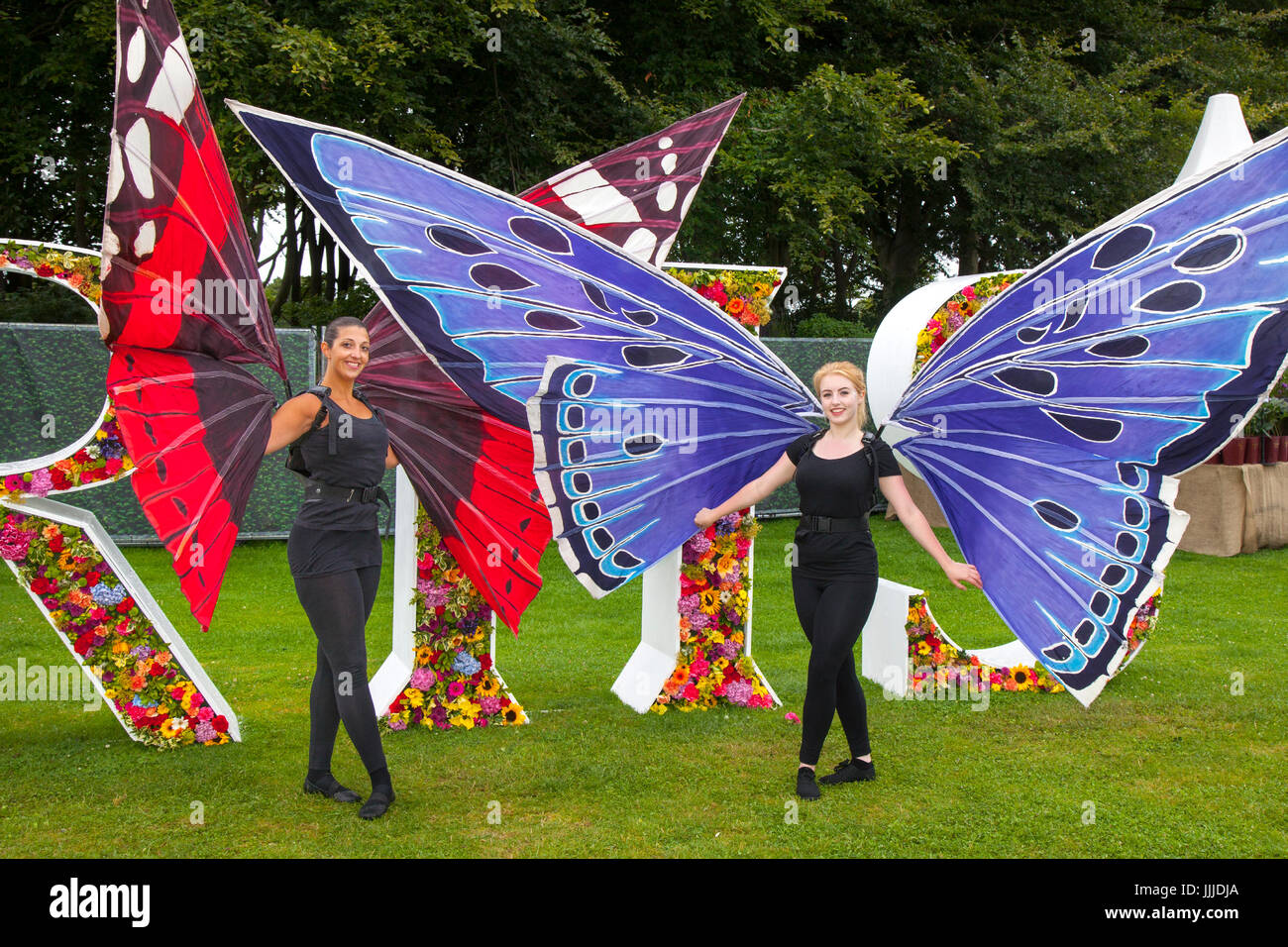 Donna che indossa ali a farfalla, blu, arancione, rosa, costume da bambino  grande, costume per adulti, divertimento a Knutsford, Cheshire, Regno  Unito. 20 luglio 2017. Spettacolo dei fiori di Tatton Park. Debbie