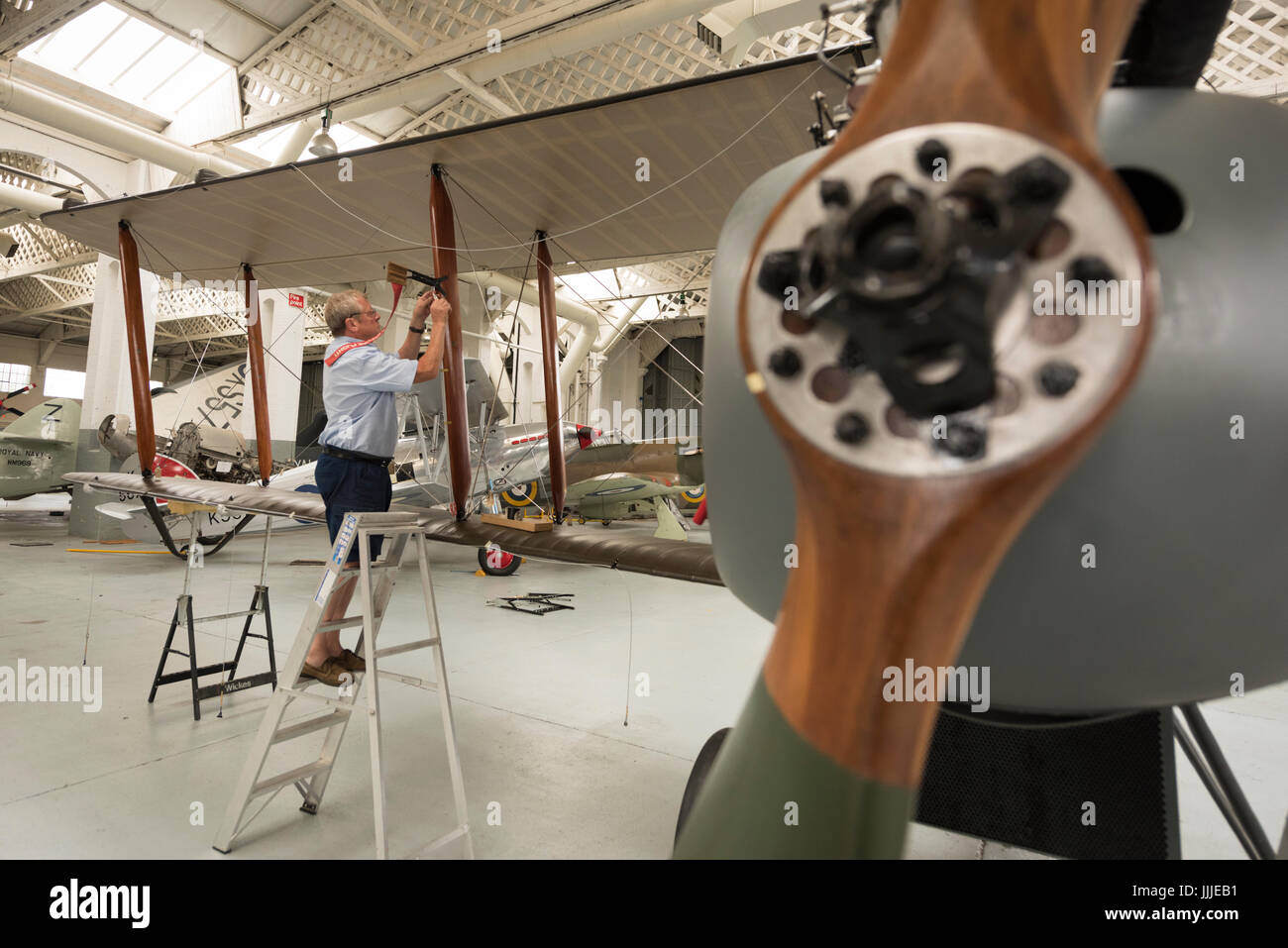Duxford Cambridgeshire, Regno Unito. Il 20 luglio, 2017. Una rara Prima Guerra Mondiale De Havilland DH9 aerei bombardieri è stato completamente restaurato ed è ora in fase di assemblaggio per la visualizzazione e il volo presso il Museo Imperiale della Guerra. Il piano è di 100 anni, essendo assemblati in un WW1 appendiabiti sul centesimo anniversario del Museo Imperiale della Guerra. Il piano è il solo nel Regno Unito ed è stato restaurato dopo essere stato trovato in un elefante stabile presso il palazzo di Bikaner, Rajasthan, India. Credito: Julian Eales/Alamy Live News Foto Stock