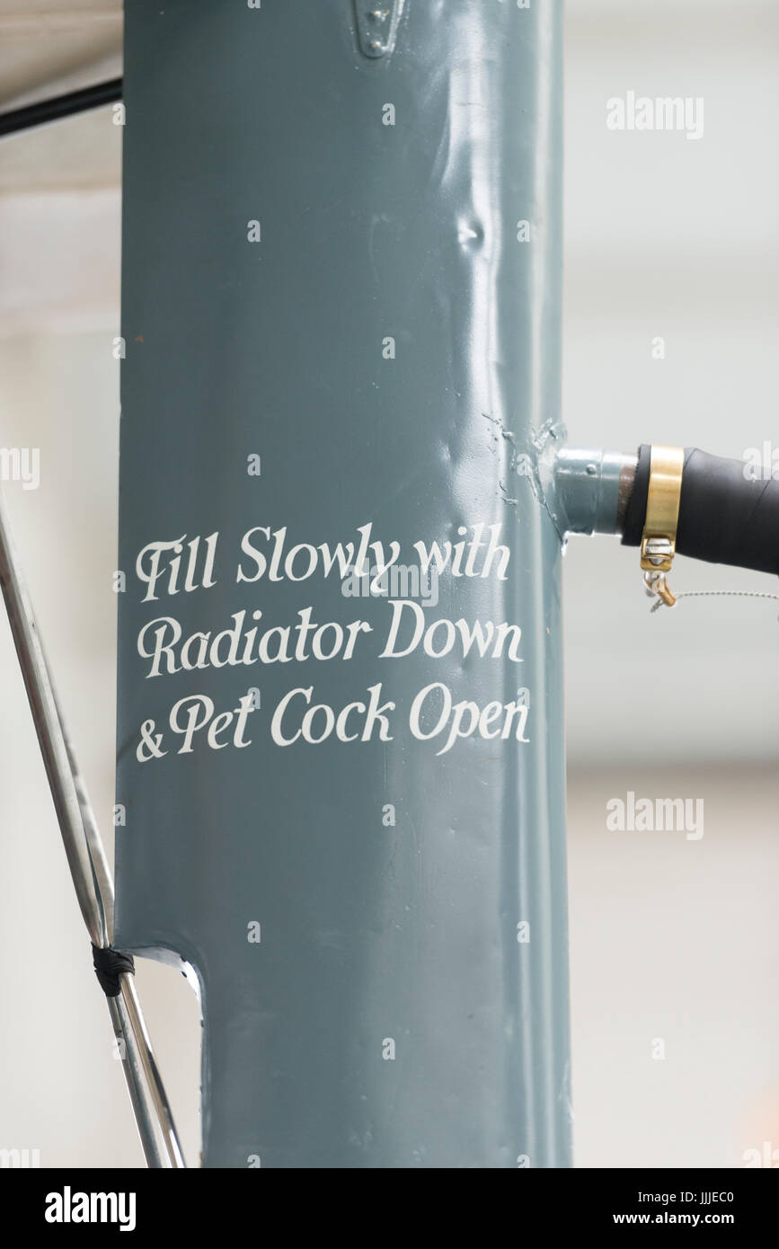 Duxford Cambridgeshire, Regno Unito. Il 20 luglio, 2017. Una rara Prima Guerra Mondiale De Havilland DH9 aerei bombardieri è stato completamente restaurato ed è ora in fase di assemblaggio per la visualizzazione e il volo presso il Museo Imperiale della Guerra. Il piano è di 100 anni, essendo assemblati in un WW1 appendiabiti sul centesimo anniversario del Museo Imperiale della Guerra. Il piano è il solo nel Regno Unito ed è stato restaurato dopo essere stato trovato in un elefante stabile presso il palazzo di Bikaner, Rajasthan, India. Credito: Julian Eales/Alamy Live News Foto Stock