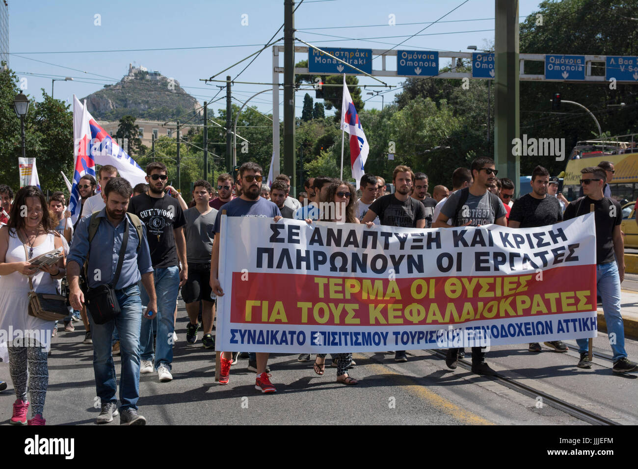 Atene, Grecia. Il 20 luglio, 2017. Manifestanti marzo gridando slogan impegnativo i diritti del lavoro. La Federazione panellenica di ristorazione e il turismo i dipendenti in scena una 24 ore di sciopero in tutta la Grecia alla domanda settimana lavorativa di cinque giorni e otto ore di giornata lavorativa nonché diversi altri diritti in materia di lavoro per i dipendenti nel settore del turismo. Credito: Nikolas Georgiou/Alamy Live News Foto Stock