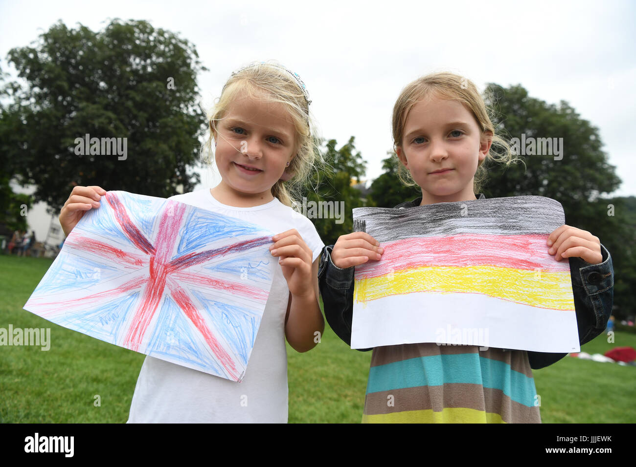 Heidelberg, Germania. Il 20 luglio, 2017. Sophia (l) e Luna tenere tedesco e bandiere del Regno Unito nel corso di una visita in Gran Bretagna il principe William e sua moglie Caterina, duchessa di Cambridge, in Heidelberg, Germania, 20 luglio 2017. Foto: Marijan Murat/dpa/Alamy Live News Foto Stock