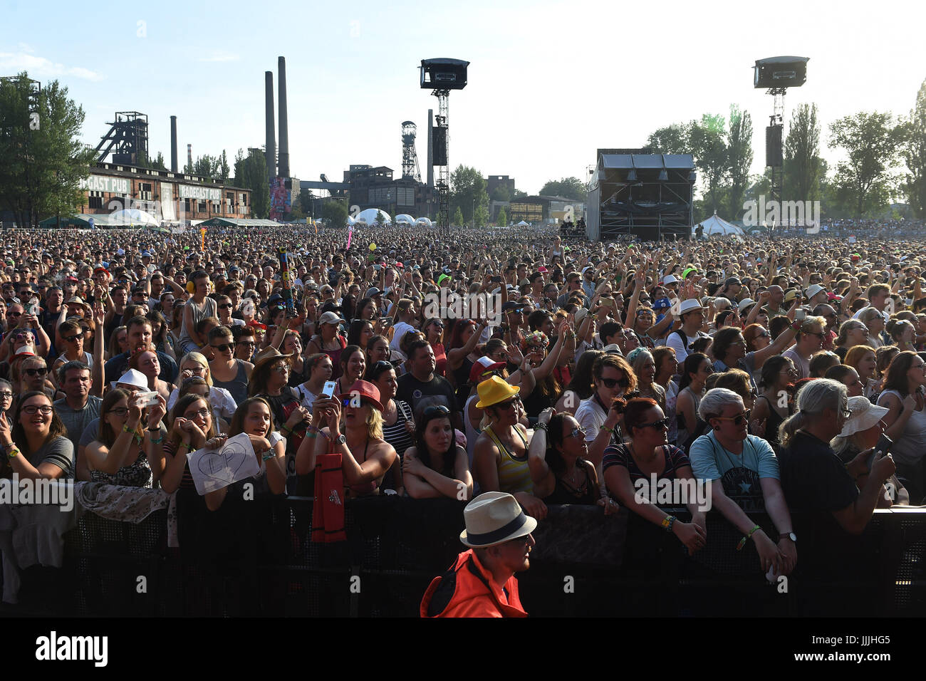 Ostrava, Repubblica Ceca. Il 20 luglio, 2017. I visitatori della cantante americana Laura Pergolizzi alias LP durante la seconda giornata dei colori di Ostrava music festival di Ostrava, Repubblica Ceca, il 20 luglio 2017. Credito: Jaroslav Ozana/CTK foto/Alamy Live News Foto Stock