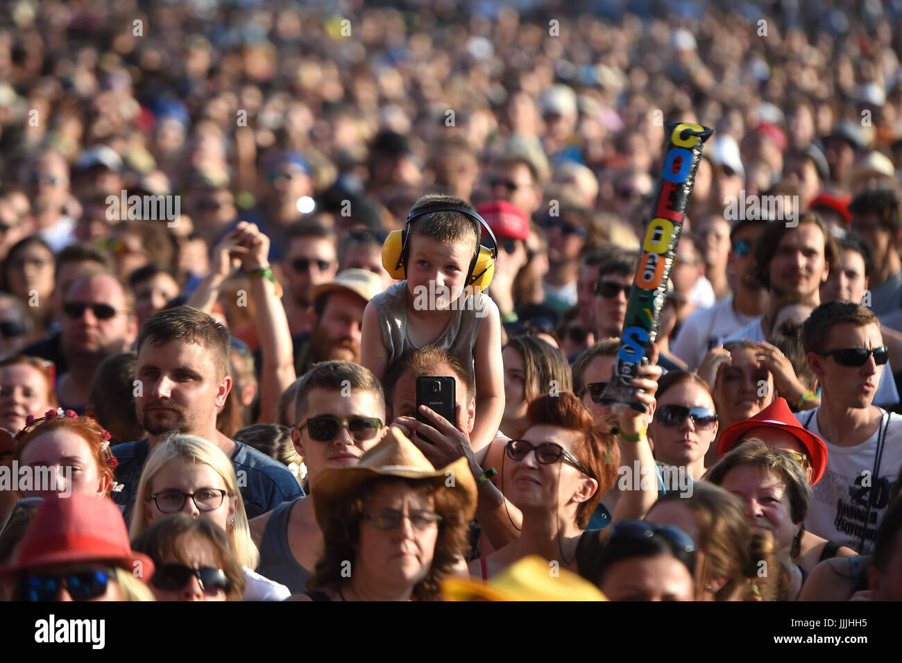Ostrava, Repubblica Ceca. Il 20 luglio, 2017. I visitatori della cantante americana Laura Pergolizzi alias LP durante la seconda giornata dei colori di Ostrava music festival di Ostrava, Repubblica Ceca, il 20 luglio 2017. Credito: Jaroslav Ozana/CTK foto/Alamy Live News Foto Stock