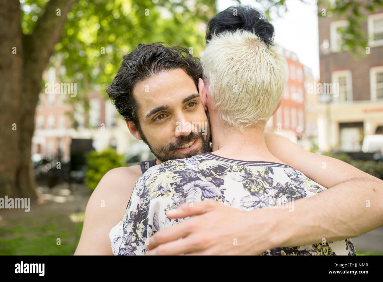 Una coppia gay abbracciarsi. Foto Stock